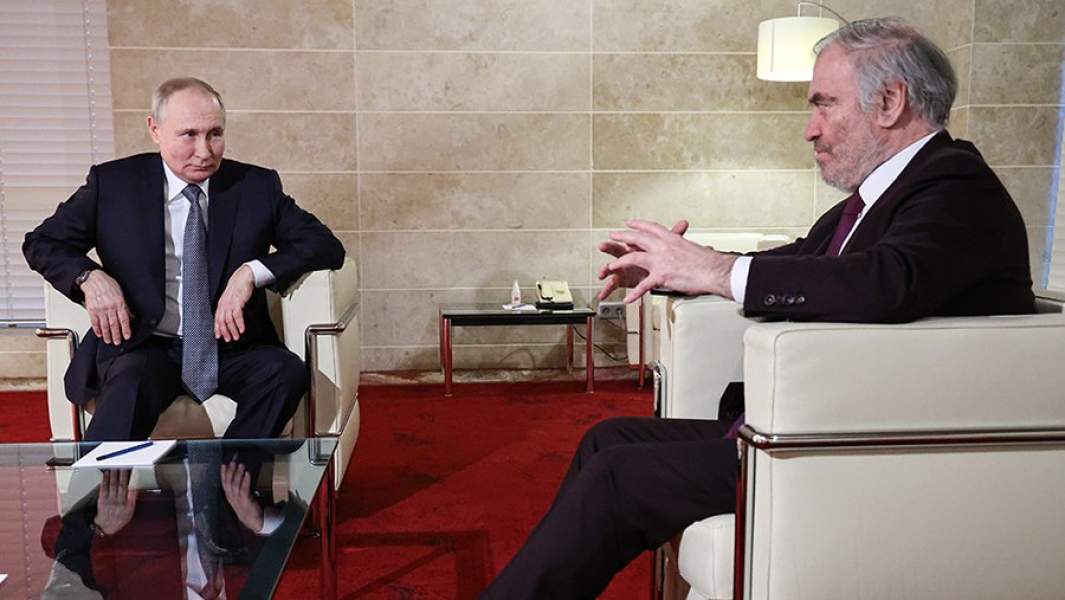 Владимир Путин и Валерий Гергиев во время встречи по случаю юбилея музыканта в театре «Мариинский-2»