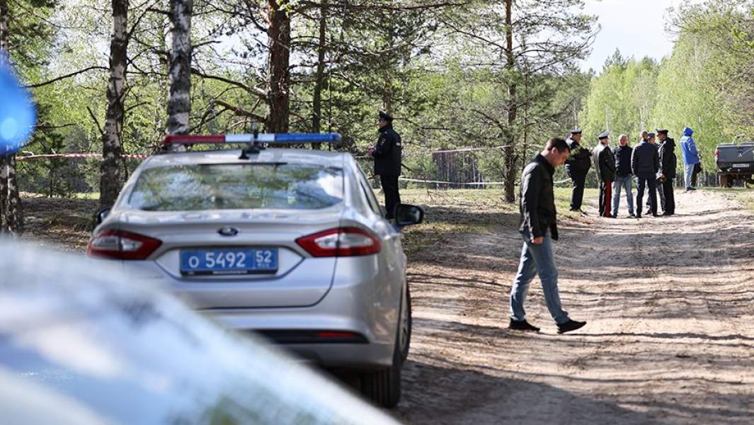 Сотрудники экстренных служб на месте подрыва автомобиля, в котором находился писатель Захар Прилепин, Нижегородская область