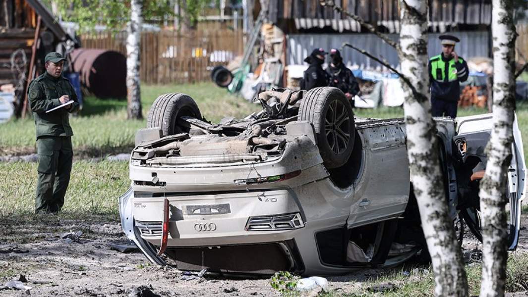 Сотрудники экстренных служб на месте подрыва автомобиля, в котором находился писатель Захар Прилепин