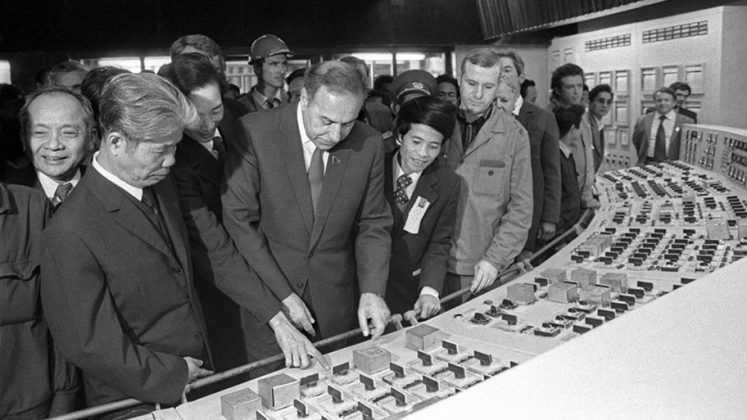 Гейдар Алиев во время официального открытия ТЭС «Фалай»