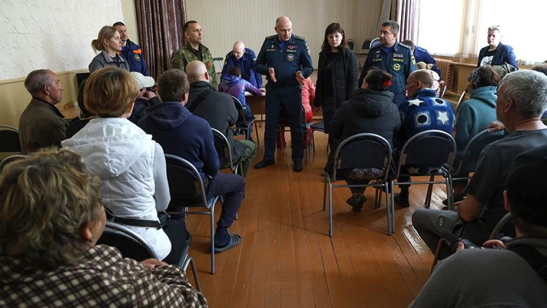 Глава МЧС РФ Александр Куренков (в центре) во время посещения пункта временного размещения пострадавших при пожарах в Курганской области на базе средней общеобразовательной школы №48