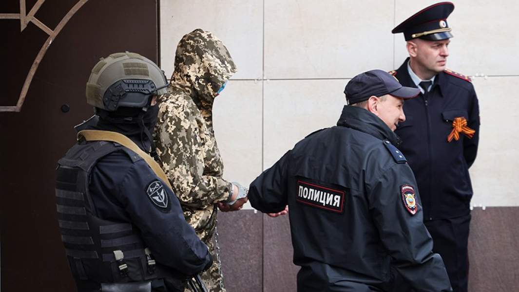 Александр Пермяков (в центре), подозреваемый в причастности к покушению на писателя Захара Прилепина, после избрания ему меры пресечения в Семеновском районном суде