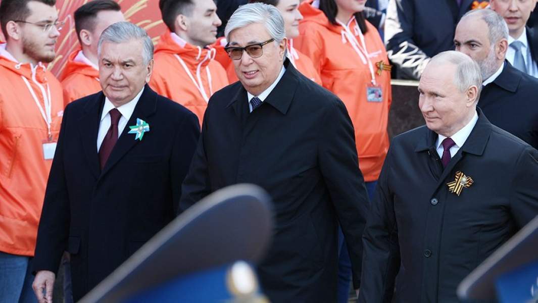 Президент РФ Владимир Путин, президент Казахстана Касым-Жомарт Токаев и президент Узбекистана Шавкат Мирзиеев на параде, посвященном 78-й годовщине Победы в Великой Отечественной войне, на Красной площади