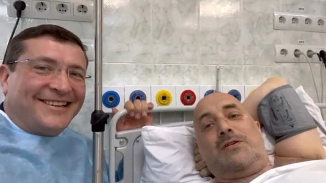 Губернатор Нижегородской области Глеб Никитин и писатель Захар Прилепин в больничной палате