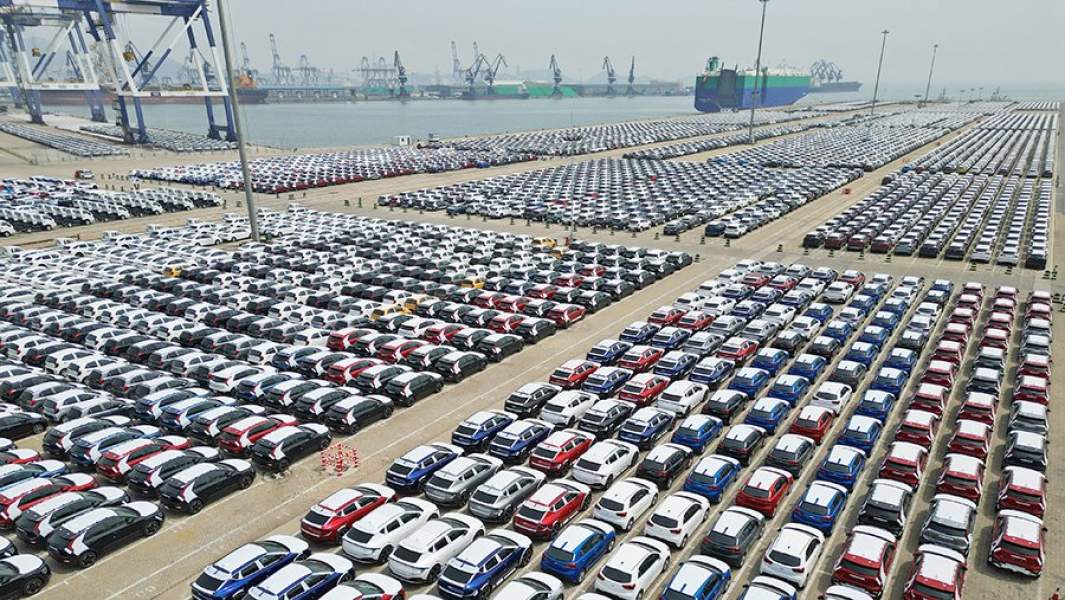 Вид на автомобили, ожидающие погрузки на корабль для отправки на экспорт в порту Яньтай