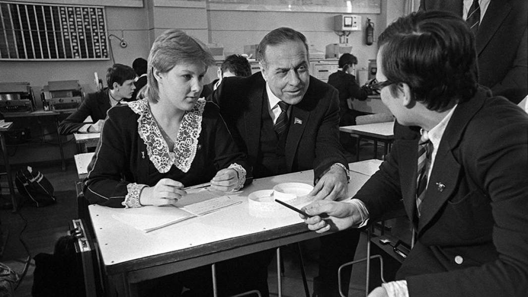 Гейдар Алиев во время посещения образцовой средней общеобразовательной школы № 42 имени 60-летия Великого Октября