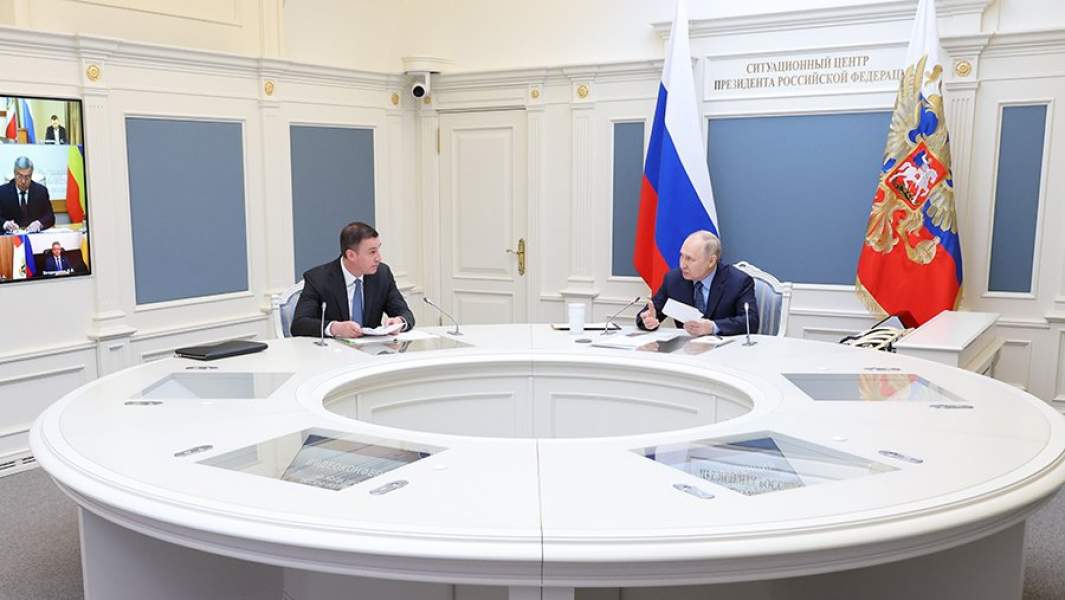 Владимир Путин и министр сельского хозяйства РФ Дмитрий Патрушев в Кремле во время совещания в режиме видеоконференции по вопросам, связанным с проведением весенних полевых работ