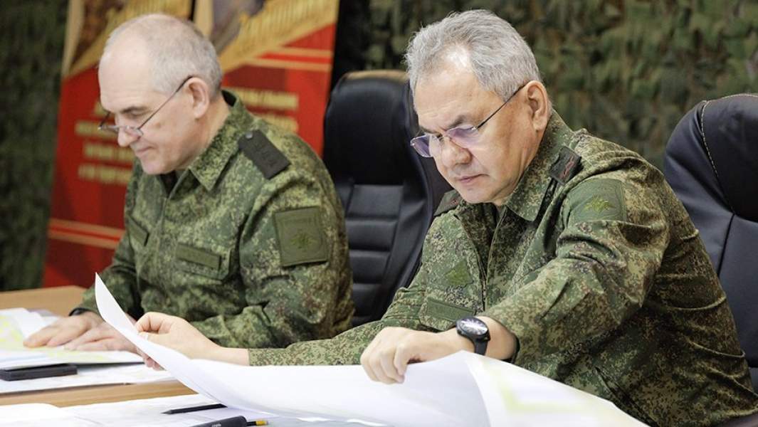 Министр обороны РФ Сергей Шойгу и начальник Главного оперативного управления Генерального штаба ВС РФ, первый заместитель начальника Генерального штаба ВС РФ Сергей Рудской во время инспектирования передового пункта управления одного из объединений группировки войск «Восток» на Запорожском направлении