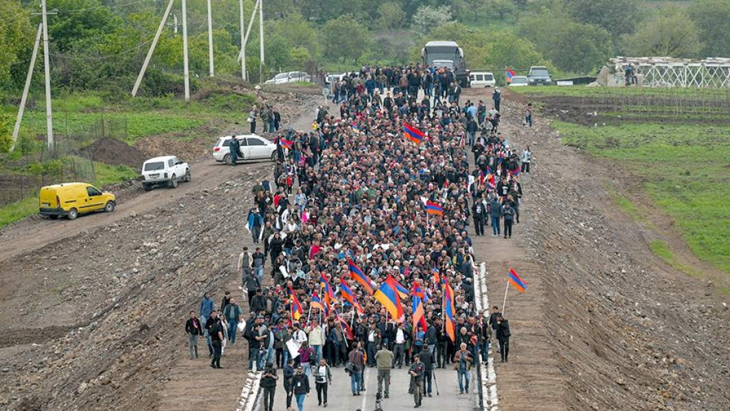 Участники протестной акции на армянско-азербайджанской границе, Сюникская область, Армения