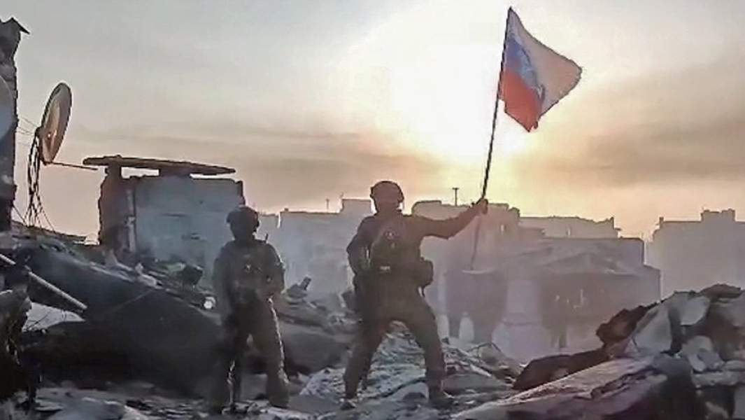 Военнослужащие частной военной компании (ЧВК) «Вагнер» во время установки российского флага в честь взятия Артемовска под контроль ВС РФ, Артемовск (Бахмут), Донецкая область