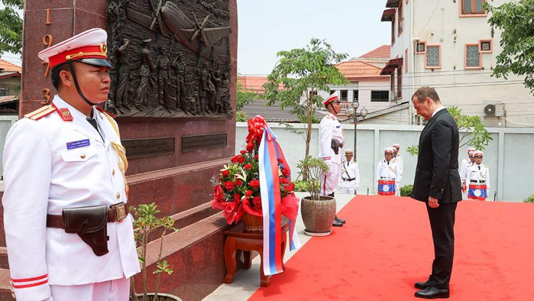 Дмитрий Медведев во время возложения венка к памятнику советским летчикам транспортной авиации, принимавшим участие в боевых действиях в Индокитае в годы американской агрессии, с 1960 по 1973 год