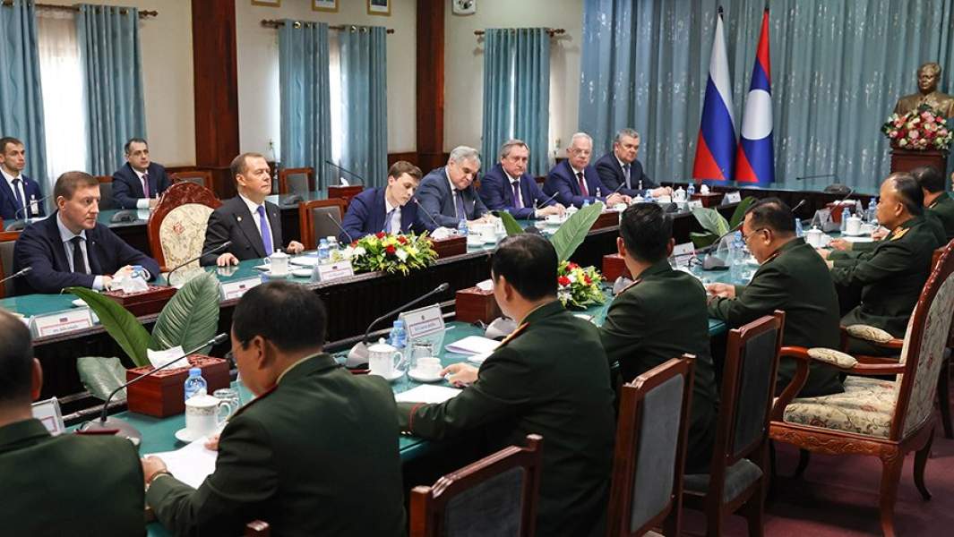 Дмитрий Медведев (второй слева) во время встречи с заместителем премьер-министра — министром обороны Лаоса Тянсамоном Тяннялатом