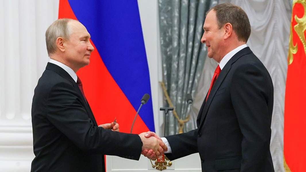 Владимир Путин и директор ФГБУК «Центральный музей Великой Отечественной войны 1941–1945 гг.» Александр Школьник, награжденный орденом Александра Невского