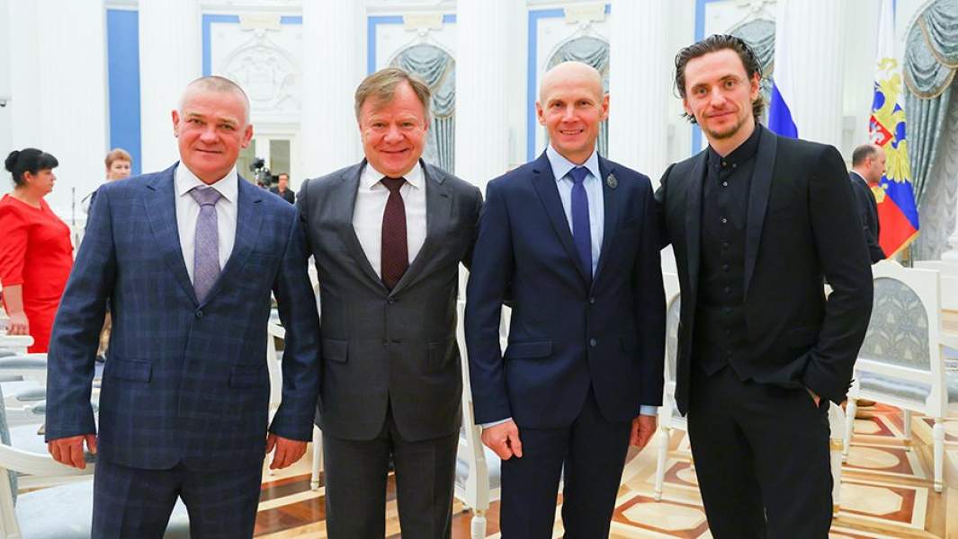 Учитель и наставник Героя Российской Федерации Артема Кузина Сагит Ибрагимов, художественный руководитель ГБУК «Московский джазовый оркестр под управлением И. Бутмана» Игорь Бутман, учитель и наставник Героя Российской Федерации Владимира Киселева Александр Плеснев и артист балета, исполняющий обязанности ректора ФГБОУ ВО «Академия хореографии» Сергей Полунин перед началом церемонии вручения государственных наград в Большом Кремлевском дворце