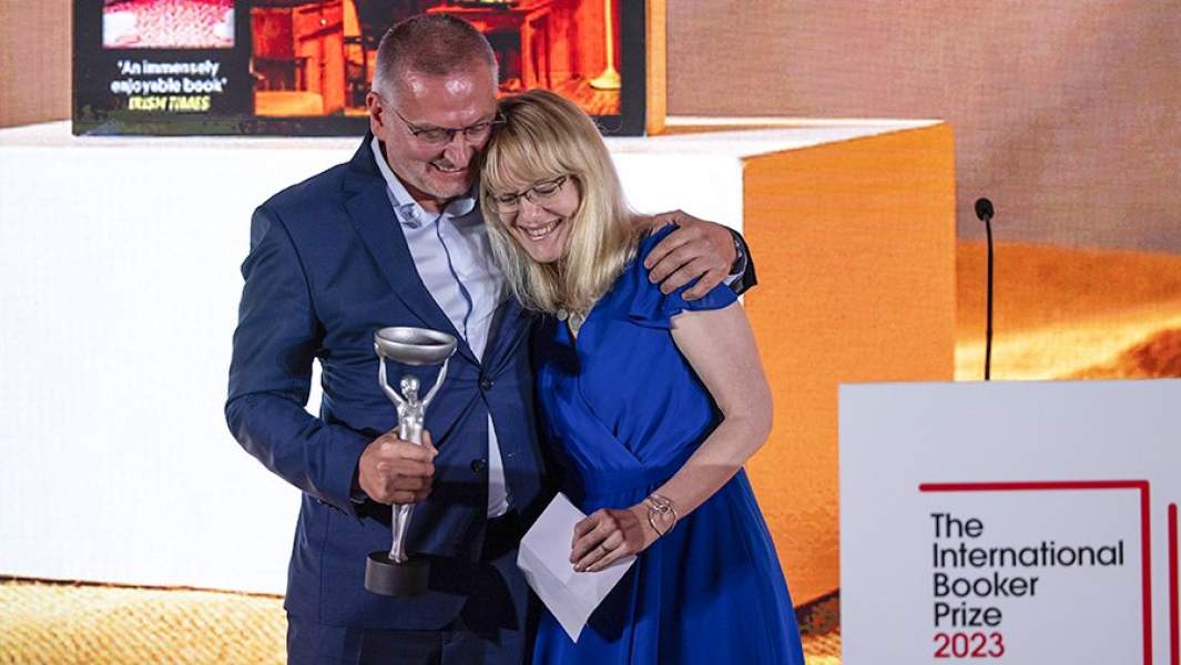 Болгарский писатель Георги Господинов, ставший лауреатом Международной Букеровской премии за роман «Времеубежище» (Time Shelter). Букеровская премия (The International Booker Prize) присуждается в области литературы на английском языке. Обладатель премии получит вознаграждение в размере £50 тыс. ($62 тыс.). По существующим правилам Господинов должен разделить денежный приз с переводчиком книги на английский язык, которым выступила американка Анджела Родел. EPA/ТАСС