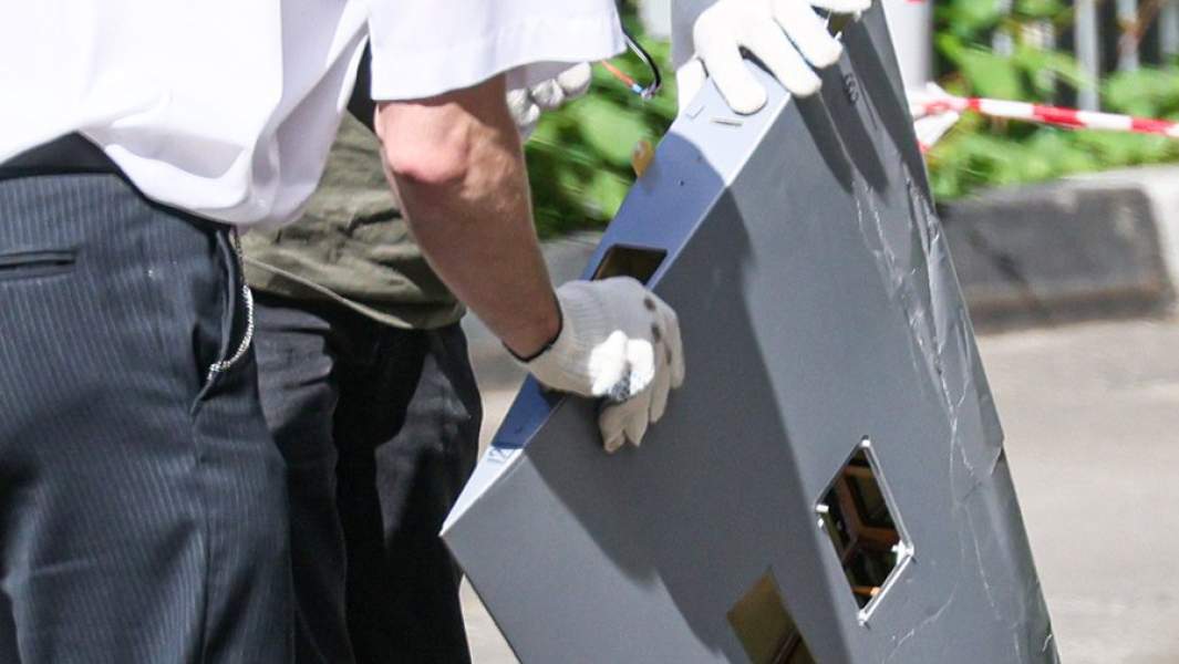 Осмотр обломков беспилотника у жилого многоэтажного дома №92 корпус 1 на Ленинском проспекте