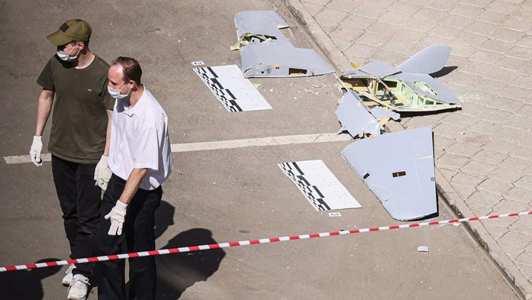 Обломки беспилотника у жилого многоэтажного дома №92 корпус 1 на Ленинском проспекте в Москве, 30 мая 2023 года