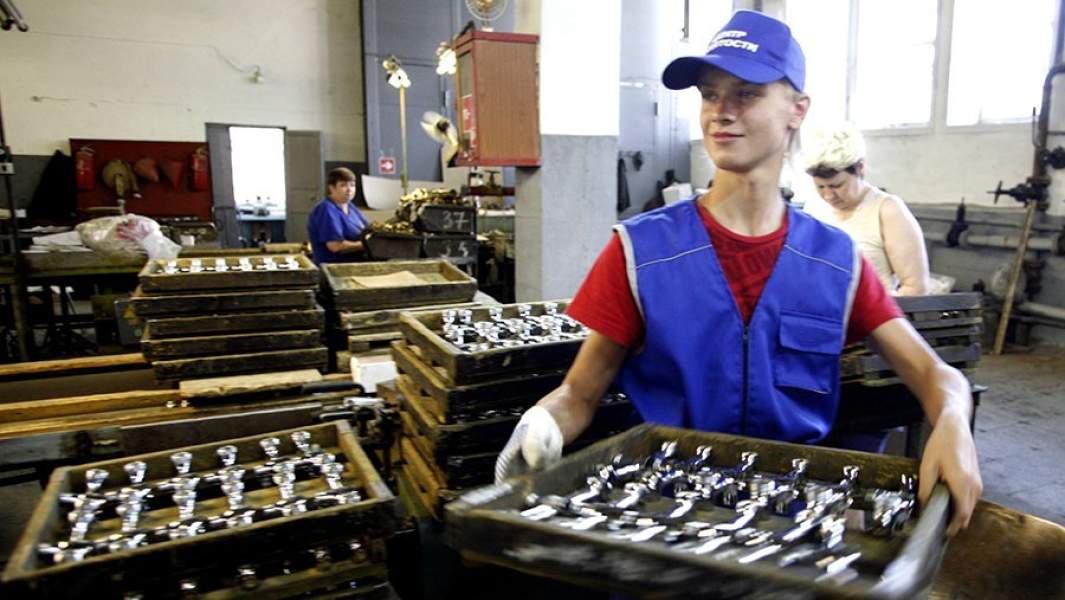 Школьница работает на заводе по выпуску сантехнического оборудования