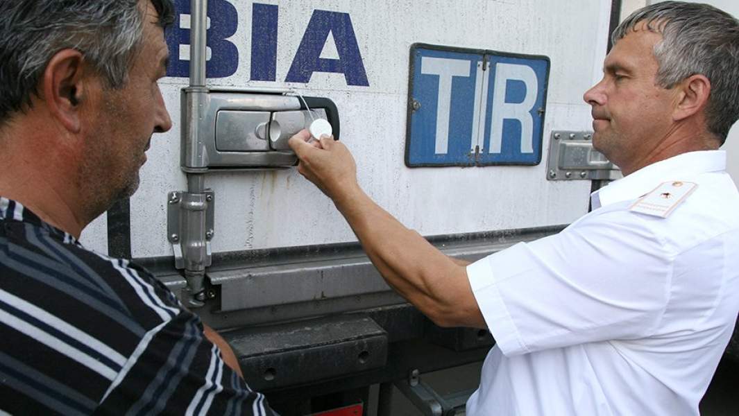 Фура на таможенном посту