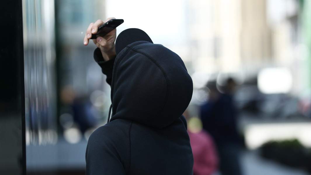 прохожий с телефоном