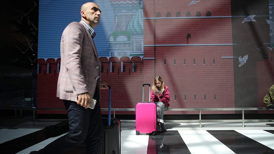 пассажиры в аэропорту