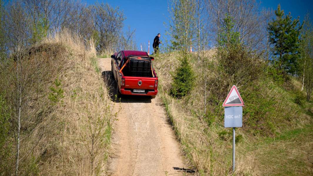 Груженый пикап на штатных шинах уверенно берет 60-процентный подъем. Угол въезда — 25 град, съезда — 22,3 град