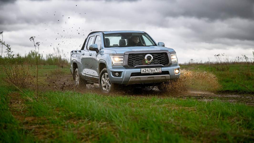 Заявленный клиренс — 200 мм. В качестве опции предлагаются защита картера мотора, коробки, раздатки и топливного бака