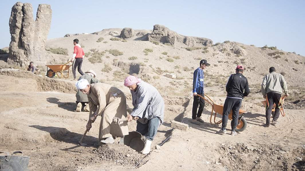 Рабочий момент – начало расчистки придворцовой территории