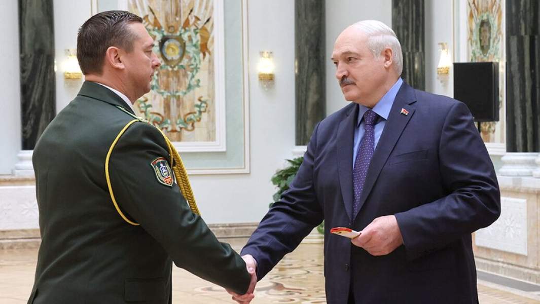 Президент Белоруссии Александр Лукашенко во время церемонии вручения генеральских погон высшему офицерскому составу