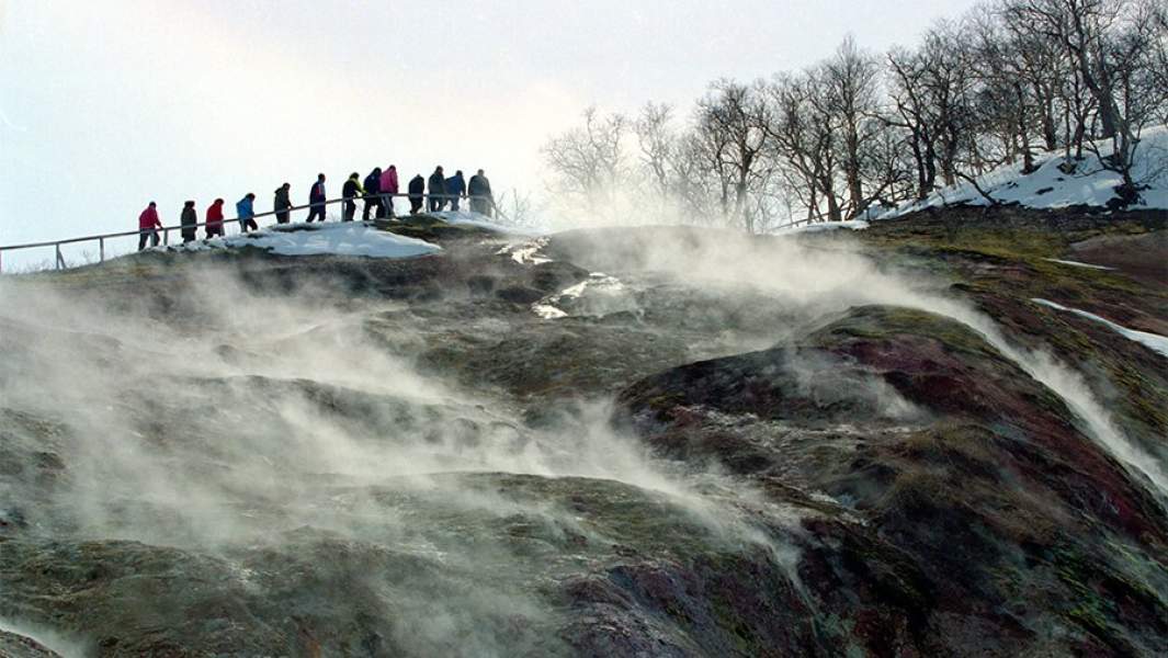 Туристы у гейзеров на Дальнем Востоке