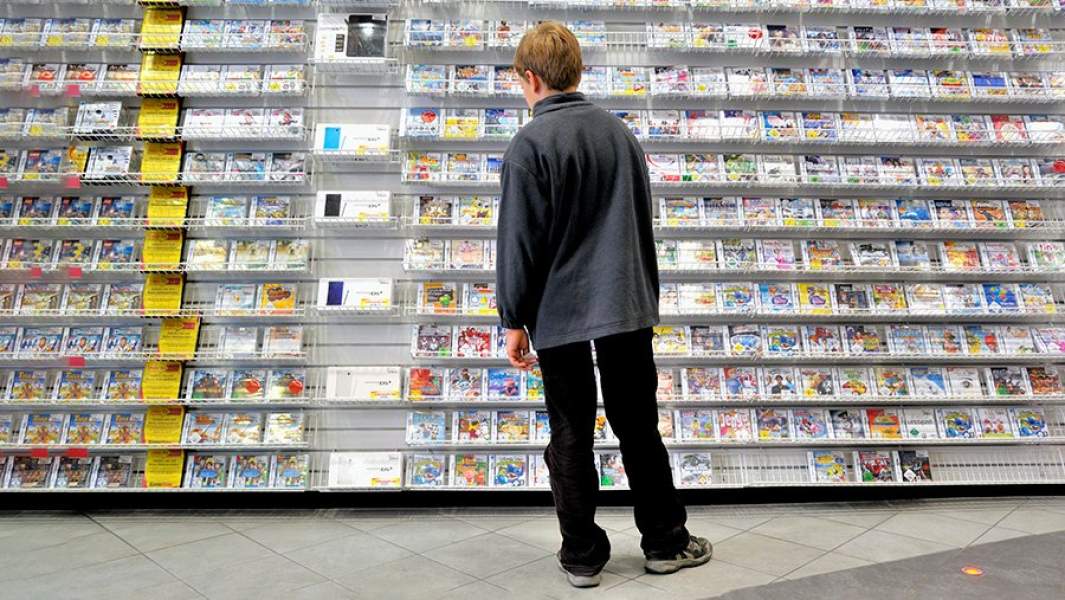 Ребенок в магазине видеоигр