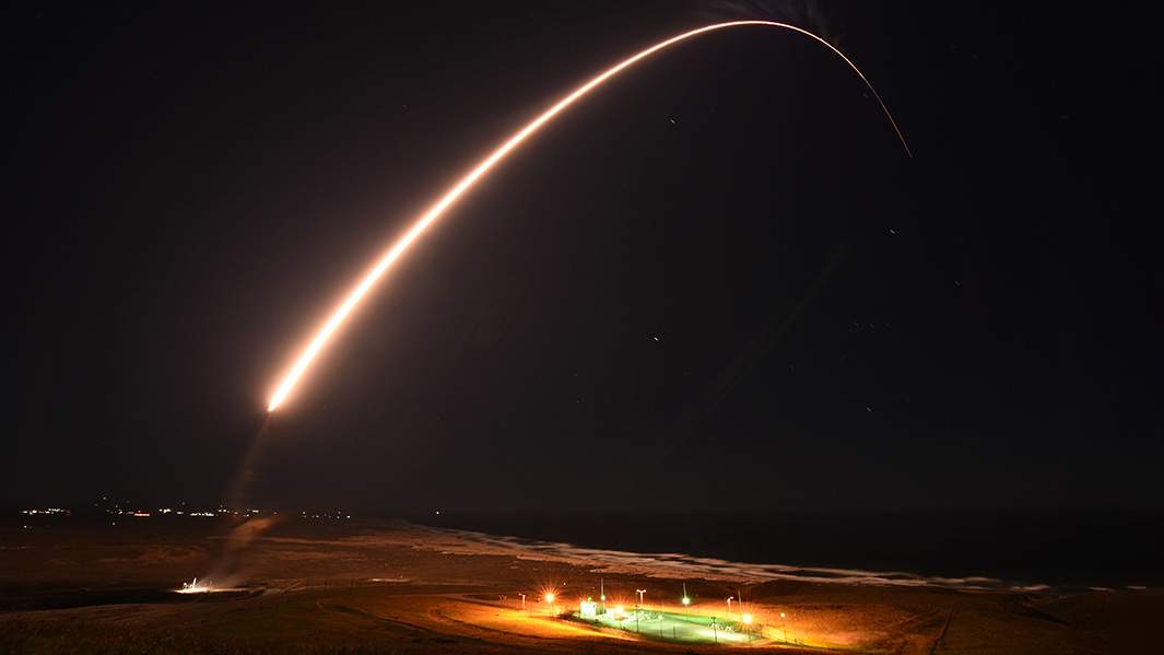 Запуск невооруженной межконтинентальной баллистической ракеты Minuteman III ВВС США