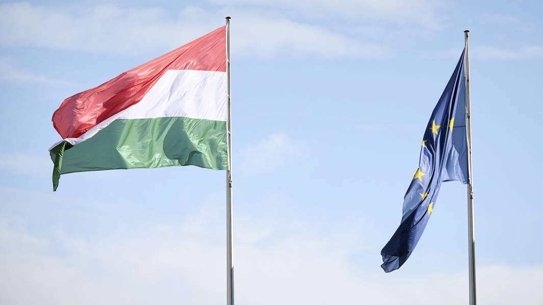 флаги ЕС и Венгрии