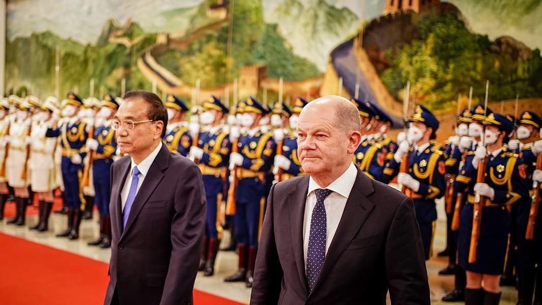 Канцлер Германии Олаф Шольц c премьером КНР Ли Кэцяном в Пекине, ноябрь 2022 года