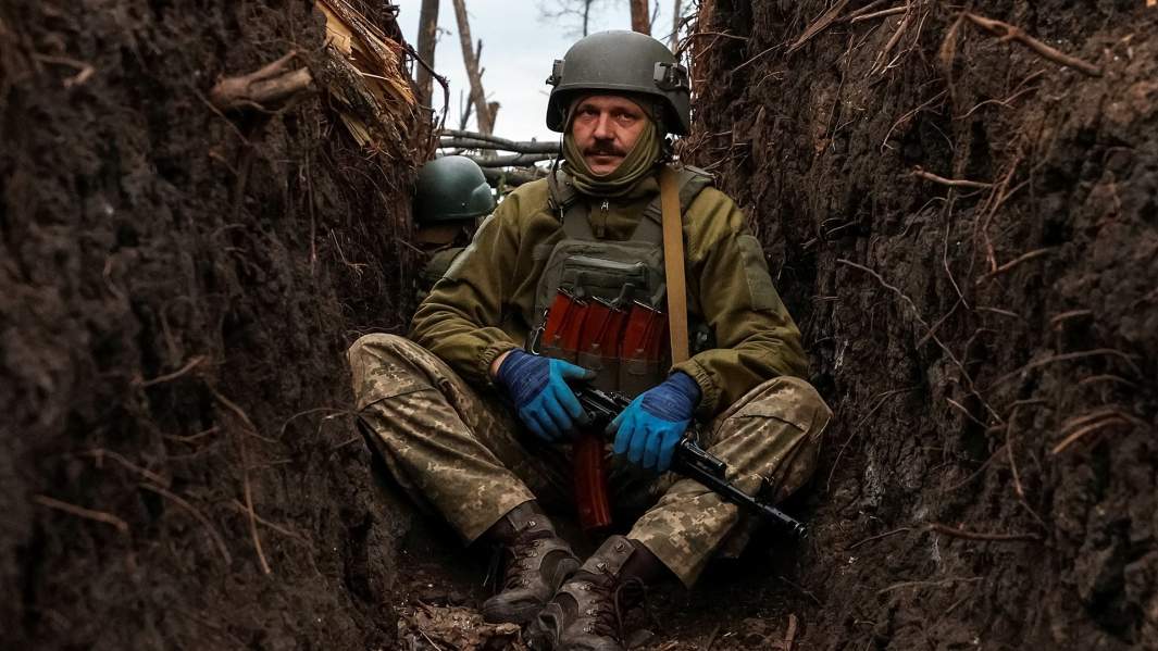 украинский военный в окопе