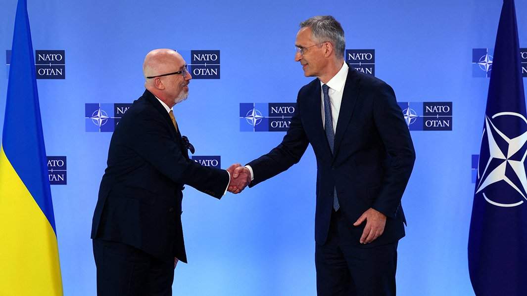 Генеральный секретарь НАТО Йенс Столтенберг и министр обороны Украины Алексей Резников на пресс-конференции в день встречи министров обороны стран НАТО в штаб-квартире Североатлантического союза в Брюсселе, Бельгия, 15 июня 2023 года