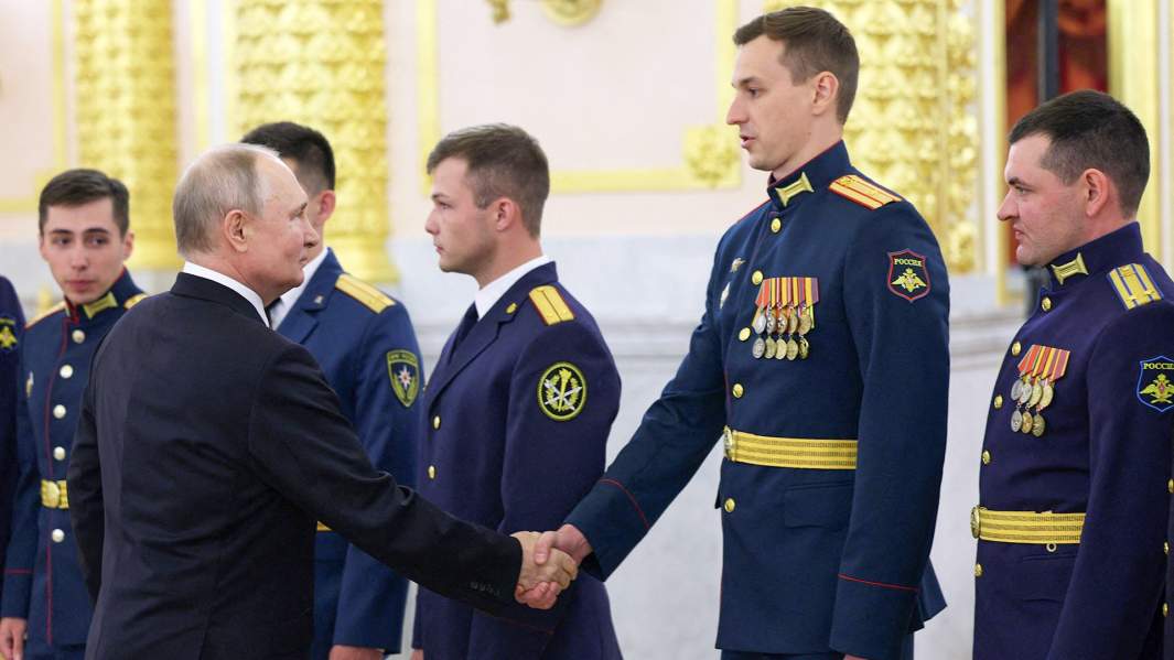 По окончании торжественного приема в Георгиевском зале президент пообщался с выпускниками военных вузов