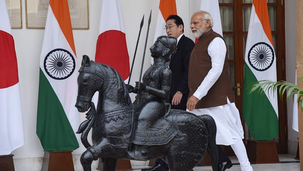 Премьер-министр Фумио Кисида во время встречи с премьер-министром Индии Нарендрой Моди в Нью-Дели. 20 марта 2023 года