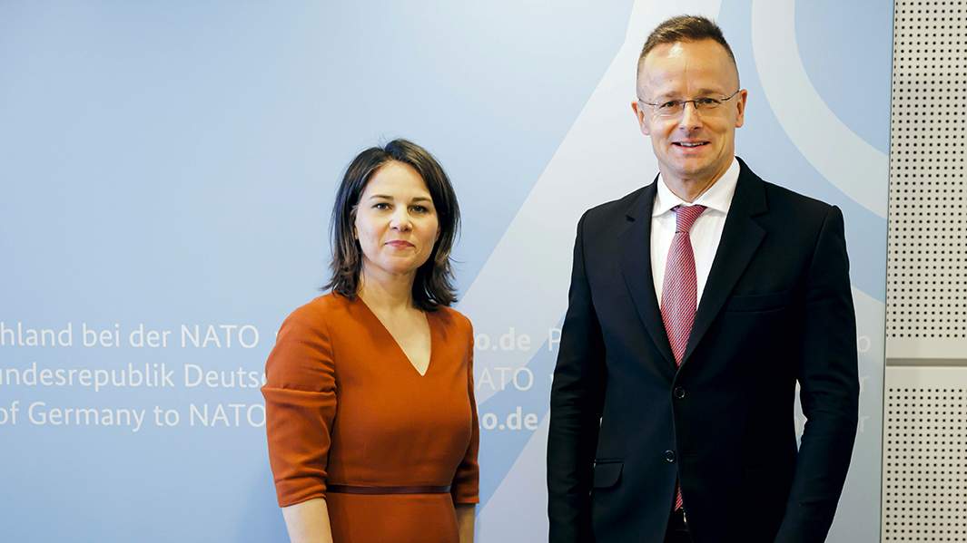 Анналена Бербок и Петер Сийярто