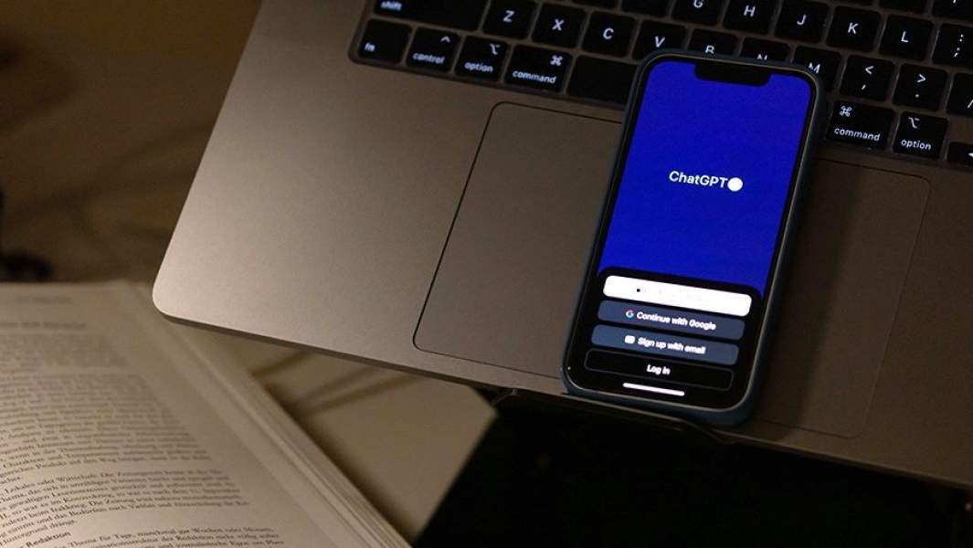 ChatGPT на экране смартфона