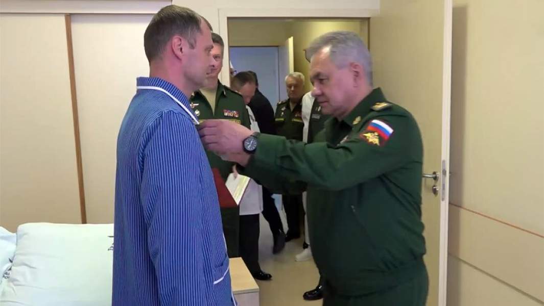 Министр обороны РФ Сергей Шойгу вручает награду военнослужащему в Центральном военно-клиническом госпитале им. А.А. Вишневского, где проходят лечение военнослужащие Вооруженных сил России, получившие ранения в ходе специальной военной операции