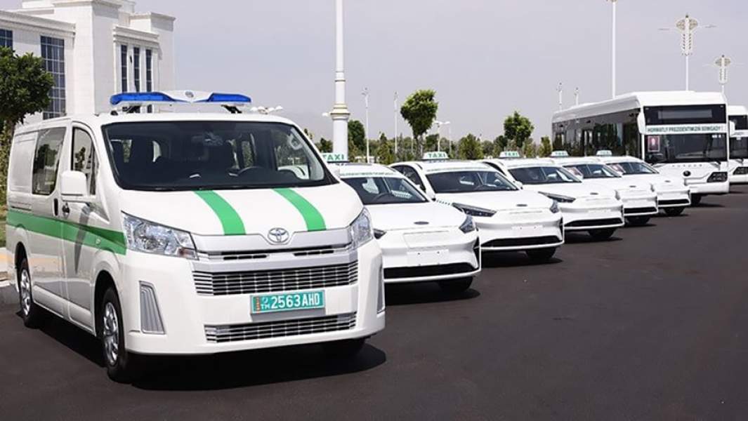 Новые автомобили такси и автобусы, переданные на оснащение транспортной инфраструктуры Аркадага