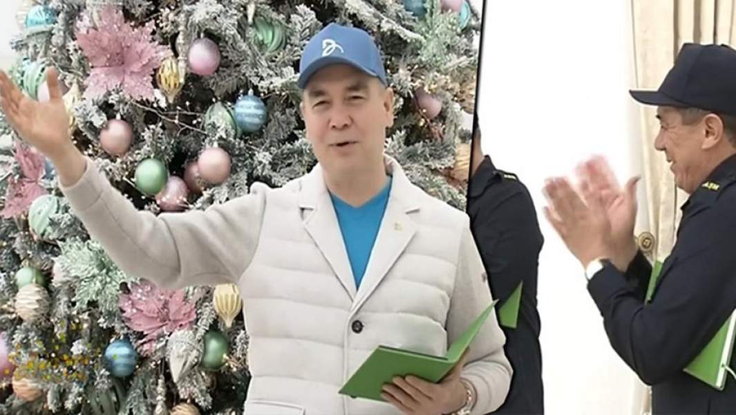 Гурбангулы Бердымухамедов читает стихотворение, посвященное Новому году, чиновникам Аркадага