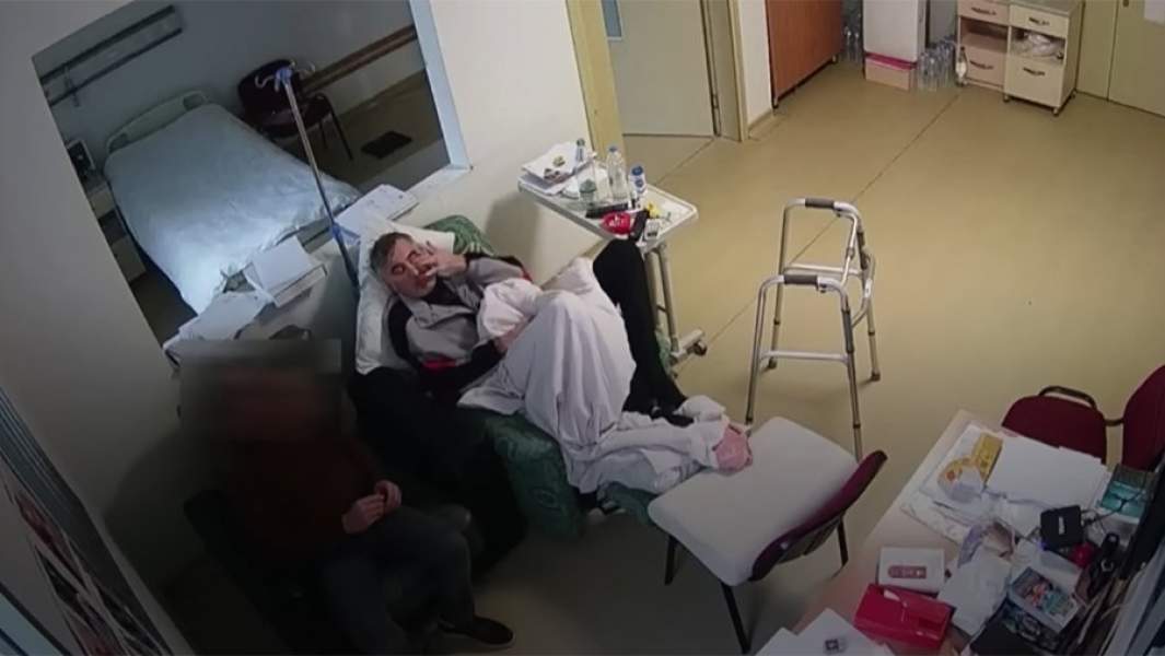 Кадры с Михаилом Саакашвили с камер видеонаблюдения частной клиники «Вивамед»