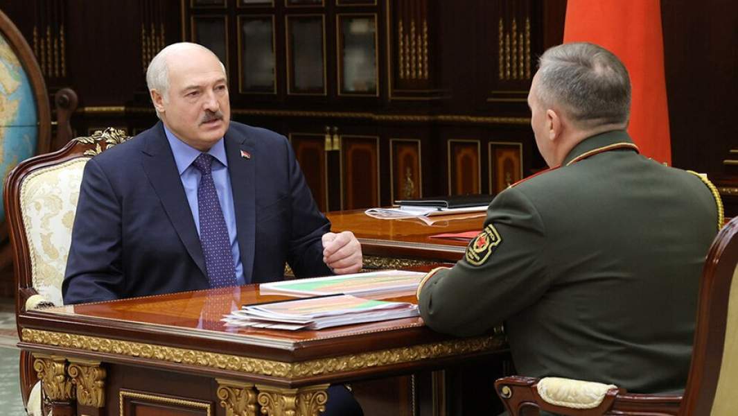 Президент Белоруссии Александр Лукашенко проводит рабочую встречу с министром обороны Виктором Хрениным