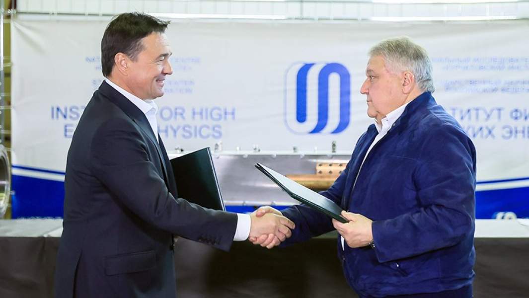 Губернатор Московской области Андрей Воробьев и президент НИЦ «Курчатовский институт» Михаил Ковальчук во время подписания соглашения о сотрудничестве в рамках научного проекта «СИЛА»