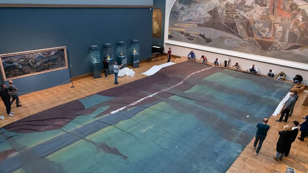 Размотка полотна в зале