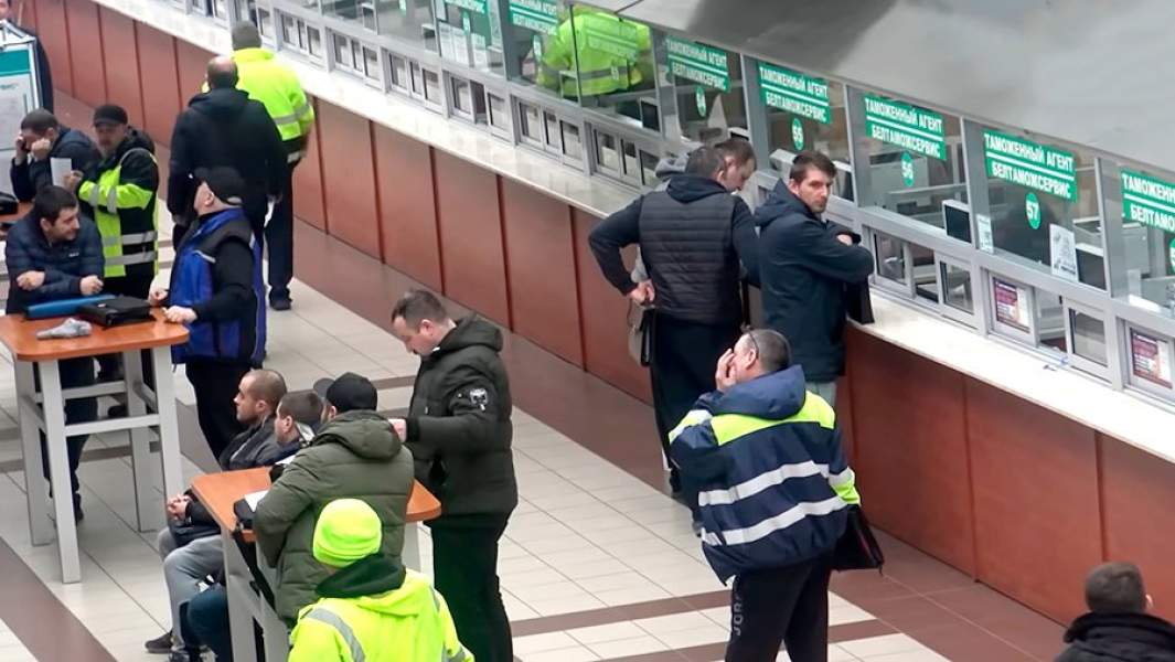 Очередь дальнобойщиков на пограничном контроле