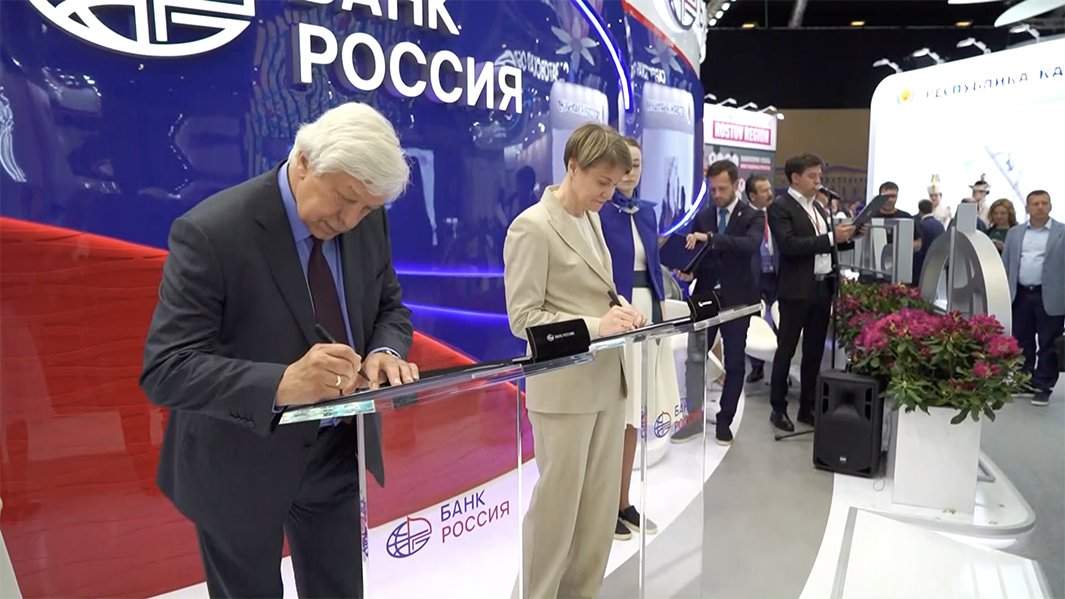 Подписание между АБР и центром «Сириус». На фото: Михаил Клишин и Елена Шмелева