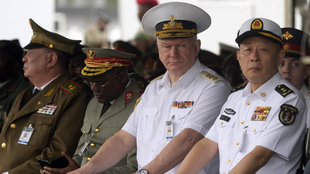 Главнокомандующий ВМФ России адмирал Николай Евменов (второй справа) с китайскими военно-морскими офицерами на праздновании Дня вооруженных сил в Ричардс-Бей, ЮАР